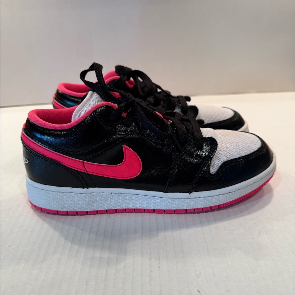 Near New Nike Air Jordan 1 Low GS (Black/Hyper Pink Size 5.5Y or Women's 7)